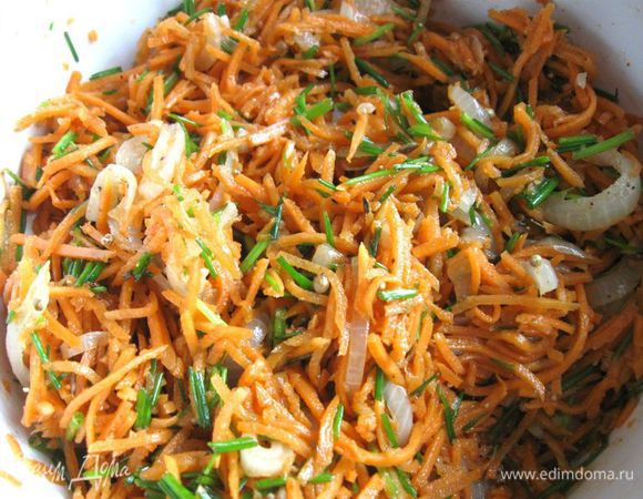 Убрать в холодильник на сутки, закрыв посуду с морковью крышкой. Предварительно морковь нужно немного спрессовать, чтобы она лучше промариновалась.