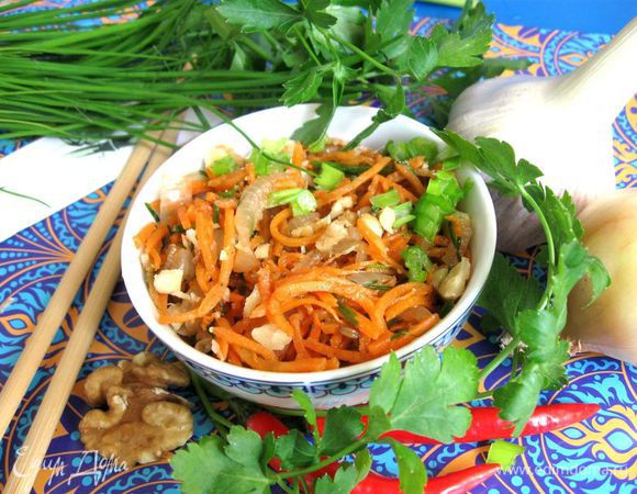 Вынуть из холодильника. Добавить зелень (зеленый лук или другую), рубленые грецкие орехи, перемешать.
Приятного аппетита!