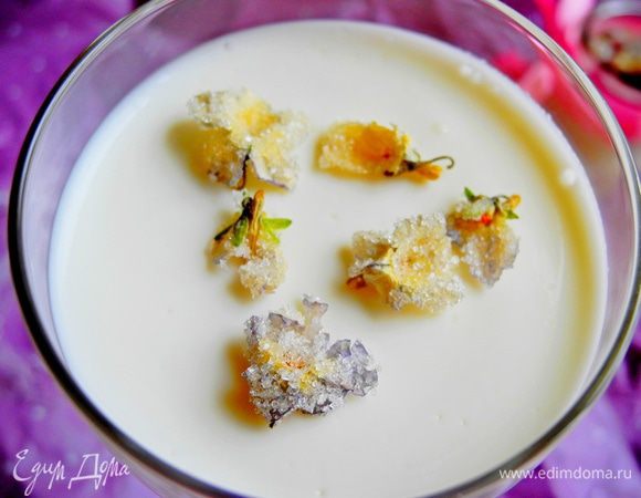 Добавить йогурт и слегка взбить венчиком. Разлить смесь в порционные чашки, накрыть пленкой и поставить в холодильник на 3-4 часа. 