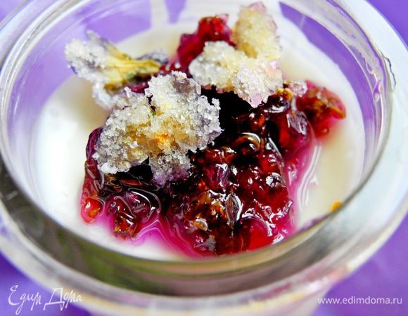 Достаем из холодильника, украшаем по вкусу, добавляем любые дополнения (у меня засахаренные цветы фиалки и фиалковый конфитюр) и наслаждаемся! :)