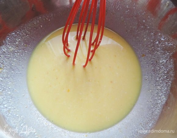 Взбиваем венчиком яйцо с солью до однородности, добавляем простоквашу, размешиваем. 