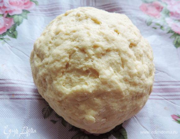 Всыпаем половину муки и добавляем соду. Затем постепенно добавляем оставшуюся муку. Мы должны получить мягкое тесто, которое не липнет к рукам. У вас может уйти чуть больше или чуть меньше муки, чем заявлено в рецепте. Заворачиваем тесто в пищевую пленку и оставляем на полчаса отдохнуть в теплом месте.