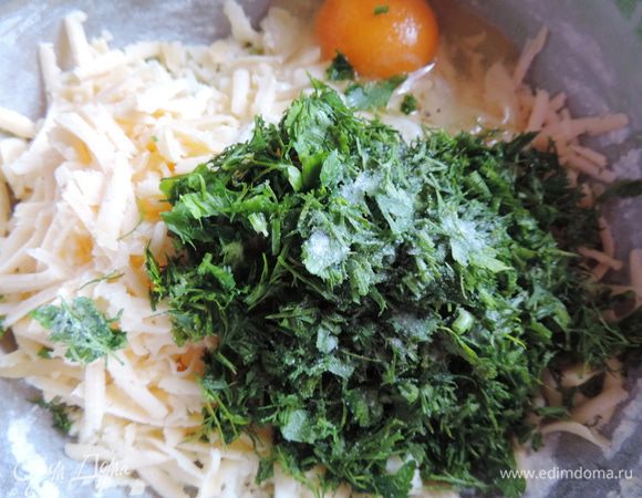 В это время занимаемся начинкой. Творог разминаем вилкой, добавляем крупное яйцо. Натираем на крупной терке найденный в холодильнике сыр, добавляем мелко нарезанную зелень, ее я никогда не жалею. 