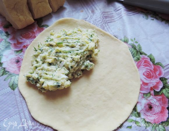 Делим тесто на 10 частей. 
Каждую часть теста раскатываем как можно тоньше, смазываем половину лепешки начинкой. Примерно полная столовая ложка без горки.