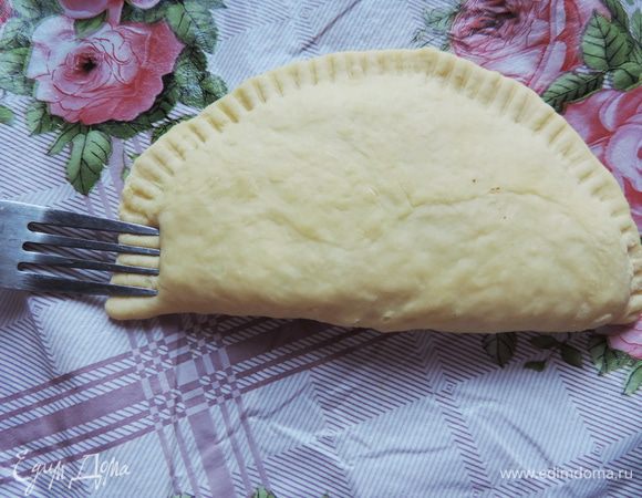 Накрываем второй половиной лепешки, стараясь вытеснить воздух, и защипываем края. Можно вилкой сделать узор.