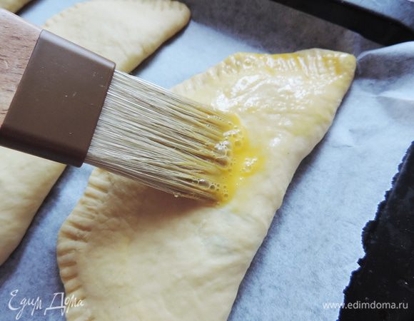 Смазываем наши лепешки взбитым яйцом. Выпекаем их в разогретой до 180 градусов духовке чуть больше 15 минут. Ориентируйтесь по своей духовке. Лепешки должны хорошо зарумяниться, но не передержите. Иначе тесто получится сухим, а начинка вытечет.