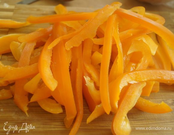 Все овощи ополоснуть в воде. Болгарский перец очистить от семян и нарезать тонкими полосками.