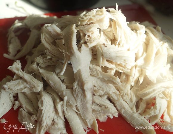 Отварное куриное филе нарезать соломкой.