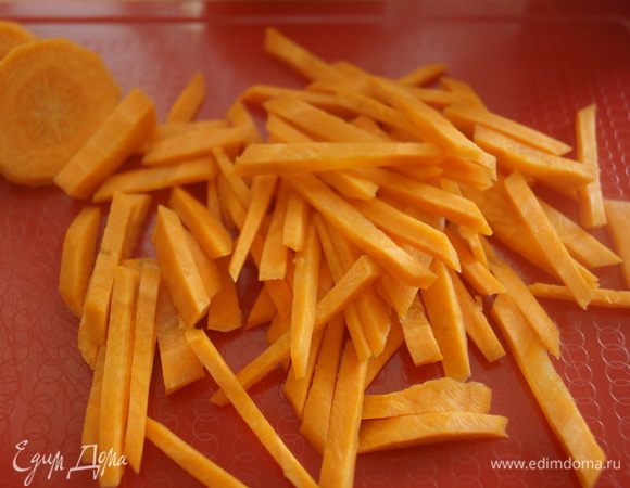 Морковку также нарезать тоненькой соломкой или натереть на терке для морковки по-корейски.