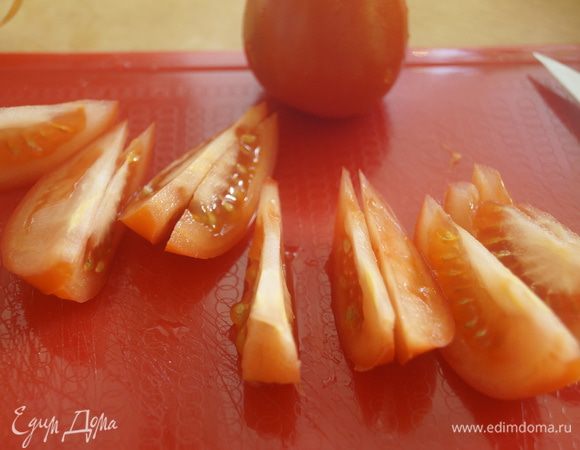Помидоры нарезать тоненькими дольками.