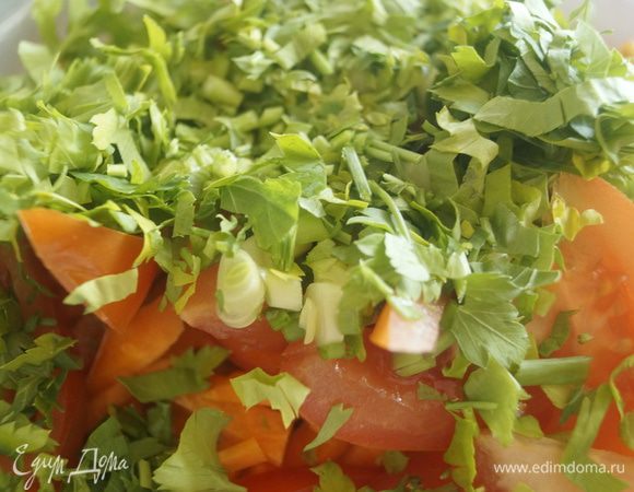 Смешать все порезанные овощи и куриное филе и сыр, перетертый в крошку или очень мелко нарезанный, в одной чаше. Добавить сюда же мелкорубленный зеленый лук.
Затем к салату прибавить рубленную зелень петрушки.