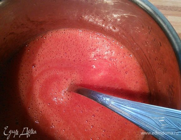 Клубнику промойте, 12 штук (крупных) отложите в сторону. Остальную клубнику соедините с оставшимся сахаром и ванильным сахаром и пюрируйте любым удобным вам способом. 