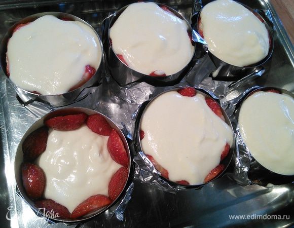 Наполните формочки кремом до верха и снова поставьте в морозилку. 
