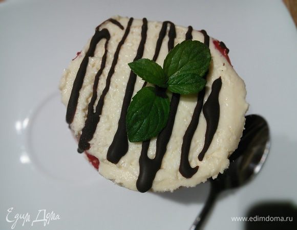Через 2-3 часа десерт готов, его можно достать из морозилки, полить глазурью, украсить веточками мяты и клубникой. 