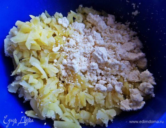 Смешать тёртый картофель с творогом (у меня сухой обезжиренный).