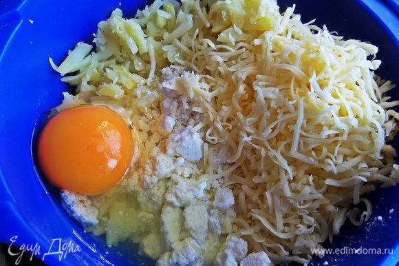 Вбить яйцо, посолить. Тёртый сыр натереть на мелкой тёрке в основу. Сыр добавит не только вкуса, но и эластичности.