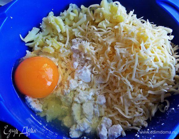 Вбить яйцо, посолить. Тёртый сыр натереть на мелкой тёрке в основу. Сыр добавит не только вкуса, но и эластичности.