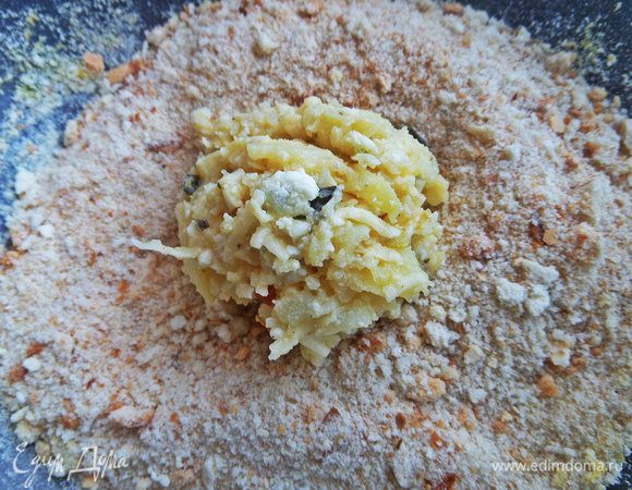 Перемешать,набрать ложку "теста". Обвалять в домашних сухарях. Слегка приплюснуть.