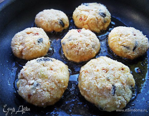 Обжарить снизу на оливковом масле.