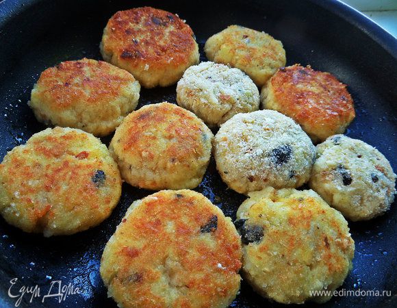 Перевернуть и жарить до румяности.