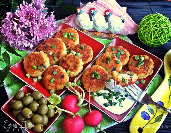 Подаём горячими со сметаной, смешанной с зелёным луком или другой зеленью.