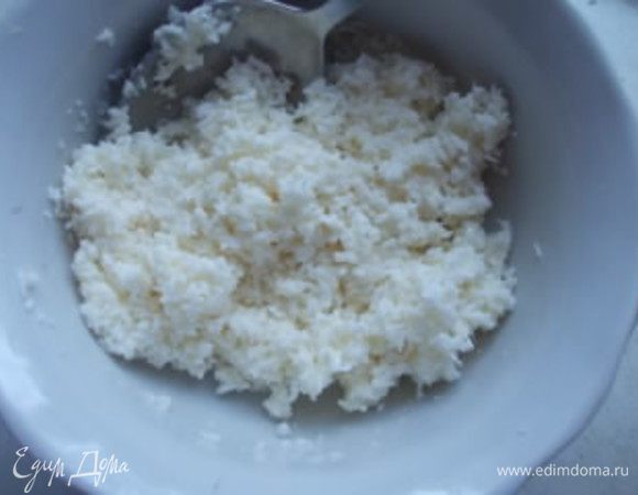 К кокосовой стружке добавить сгущенное молоко и перемешать.