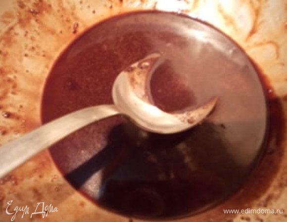 Шоколад растопить с водой, на водяной бане. Остудить.