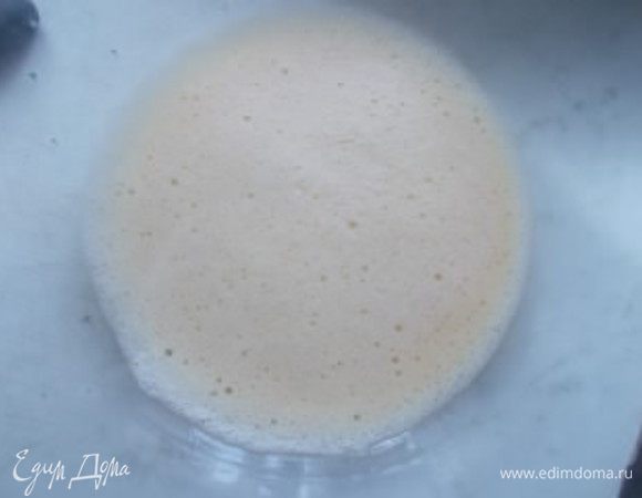 Яйцо взбить с сахаром, до однородности.