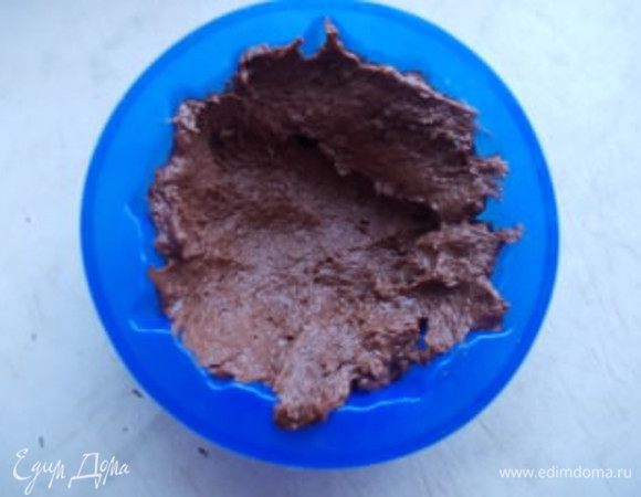 Берем силиконовые формочки и заполняем их по краю тестом.