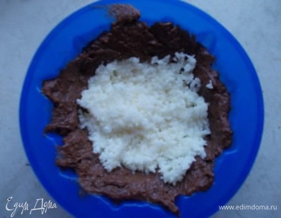 Берем третью часть начинки и чуть притрамбовывая, выкладываем ее в серединку, чтобы не было пустот.