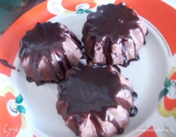Полить растопленным шоколадом и посыпать кондитерской посыпкой.
