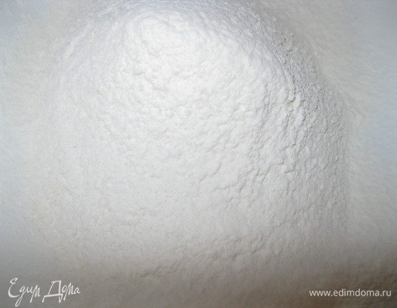 Разморозить вишню. Духовку разогреть до 190 градусов. Муку просеять трижды с крахмалом и содой.