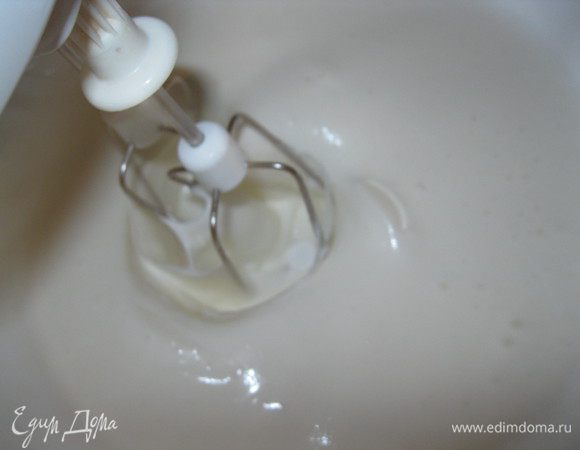 Белки взбить до устойчивых пиков с 200 г сахара. Я написала 7-8 белков из-за того, что у меня было всего 8, но яйца были очень маленькие. Если брать крупные яйца, тогда можно, думаю, даже и 6 белков. 