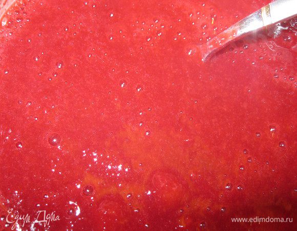 Тем временем, сливаем с растаявшей вишни лишний сок, ставим на огонь, добавив кардамон, корицу и немного ванилина или ванильного сахара, а также грамм 50 сахара на Ваше усмотрение. Дать закипеть и немного проварить, минут 5-7, попробовать на сладость и снять с огня. У меня образовалось очень много жидкости (сироп), часть которой я слила. Немного измельчить вишню погружным блендером, но так, чтобы кое-где остались целые вишенки. Набухший желатин распустить в микроволновке и добавить в чуть остывшую, но еще горячую вишневую массу. Хорошо перемешать. Оставить до частичного застывания в прохладном месте приблизительно на 1 час.