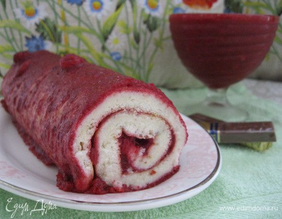 Развернуть аккуратно остывший рулет, снять бумагу и полотенце, промазать уже немного схватившимся желе и завернуть обратно. Верх тоже смазать. Отправить на 1 час в холод. Сливки жирные или сметану слегка взбить, можно с сахарной пудрой, добавив немного цедры лайма по желанию. Подавать рулет со сливками. Приятного чаепития!!!!