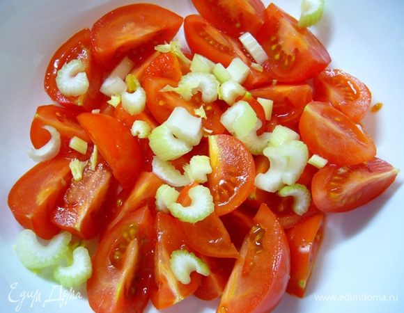 Помидоры нарезать на четвертинки, измельчить стебель сельдерея.