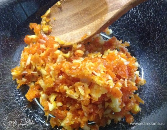 Половинку лимона нарезать дольками, удалить косточки и измельчить вместе с кожурой в блендере. Курагу промыть, она должна быть эластичная (если она сухая-предварительно замочите ненадолго в кипятке), и также измельчите до состояния пюре.