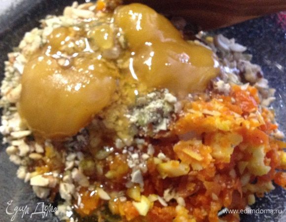 Измельчаем грецкие орехи и кешью (конечно могут быть любые орехи, какие у вас есть или каким отдаете предпочтение!), затем тыквенные семечки и смешиваем с курагой и лимоном. Заправляем 4-5 столовыми ложками мёда. Хорошенько перемешиваем. Масса должна быть пластичная, но не слишком жидкая, поэтому мёда может понадобиться чуть больше или меньше.