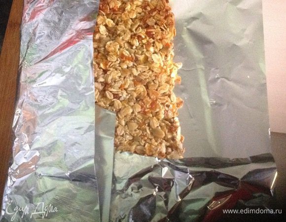 Достаем из духовки и перекладываем аккуратно на фольгу. Заворачиваем плотно и отправляем в холодильник на 3-4 часа.