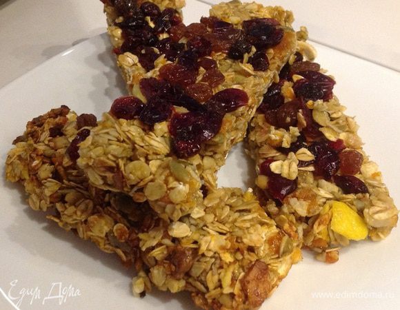 Нарезаем батончики и угощаемся!