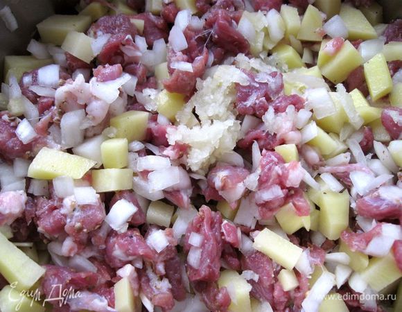 Посолить, добавить чеснок, пропущенный через пресс, перемешать.