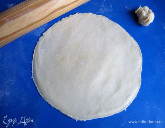 Достать тесто из холодильника, разделить на 6-7 частей (зависит от размера, который вы собираетесь сделать). Я сделала несколько штук побольше (круг из теста  размера суповой тарелки), другие вырезала с помощью тарелки поменьше. У меня получилось 6 штук. Тесто раскатывается с помощью скалки на присыпанной мукой рабочей поверхности. Раскатывается более тонко ближе к краям, «донышко» у горшочка из теста должно быть чуть толще, так как требуется удержание начинки. 
