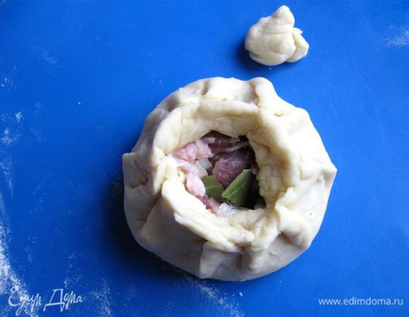 Сделать окантовку из полоски теста плотно прилегающей к складкам.