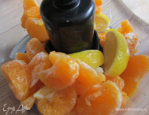 Подготовленные фрукты выложить а чашу блендера. Перемолоть в кашицу.