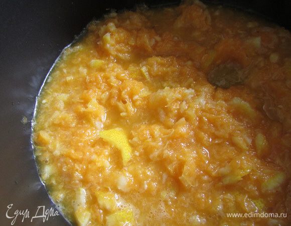 Фруктовую кашицу переложить в сотейник с тонким дном.