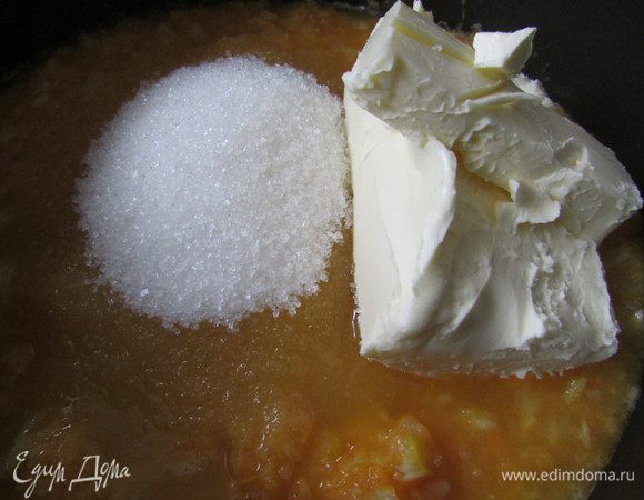 Добавить сахар и сливочное масло. Поставить на средний огонь, помешивая, довести до полного растворения сахара и масла. Снять с огня и дать слегка остыть.