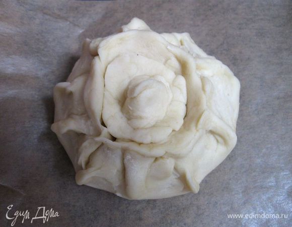 Сделать крышечку. Духовку разогреть до 200С. Положить «горшочки» на противень, накрытый пекарской бумагой. Смазать взболтанным яйцом.Поставить в духовку.