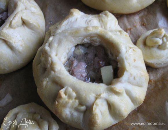 Через 30 минут вынуть, снять крышечки с помощью обратной стороны ложки, налить теплый (горячий) бульон с помощью ложки, начинка должна быть прикрыта бульоном. Закрыть крышечки, поставить в духовку еще на 27 минут.