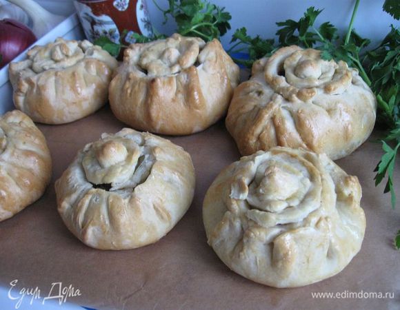 Вынуть из духовки, открыть крышечки, вынуть лавровый лист, подать сразу  с горячим бульоном с зеленью, на стол поставить  катык, зеленый чай.