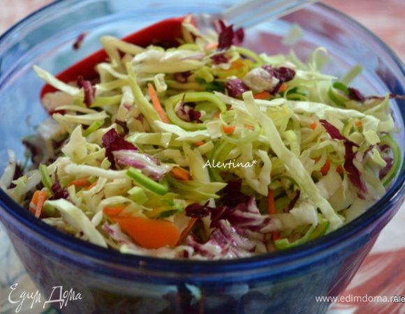 У меня готовый салатный микс с савойской капустой.  Савойскую капусту порезать тонко, также радиккио, морковь, перец  цветной сладкий, лук-порей тонко колечками. Смешать в емкости с небольшим количеством салатного микса.